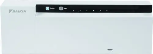 Weißer Regler von Daikin mit einem schwarzen Bedienfeld und sechs Tasten zur Steuerung. Oben links ist eine Statusanzeige sichtbar.